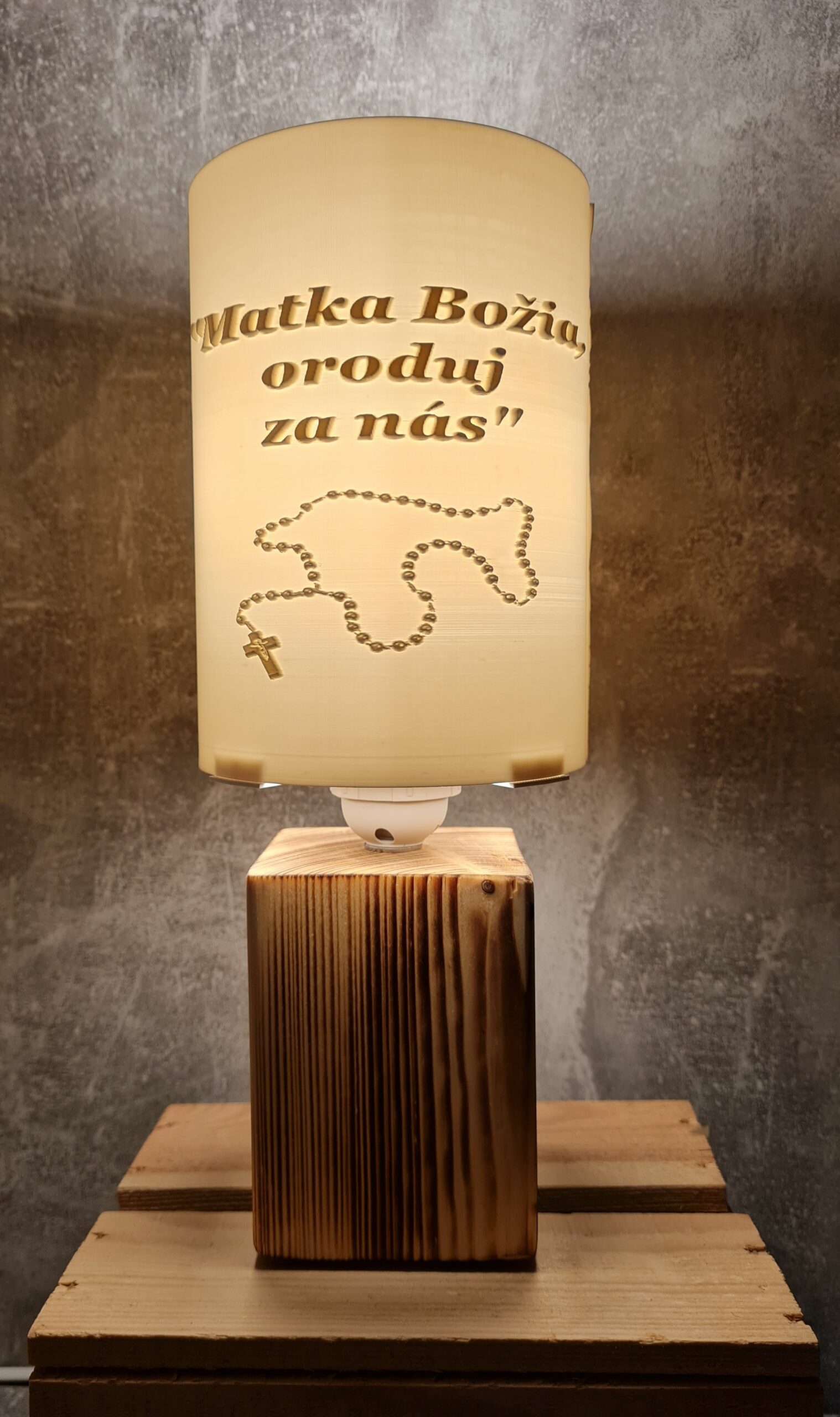 lampa jezis dreveny podstavec